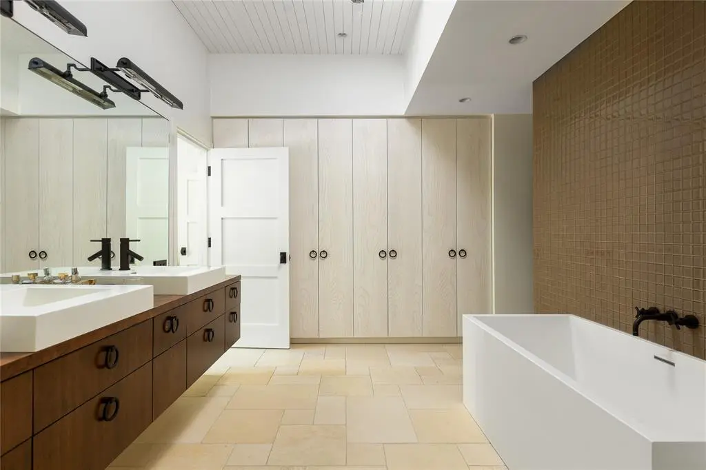 The house offers luxurious and spacious bathrooms. (Photo by Compass RE Texas, LLC)