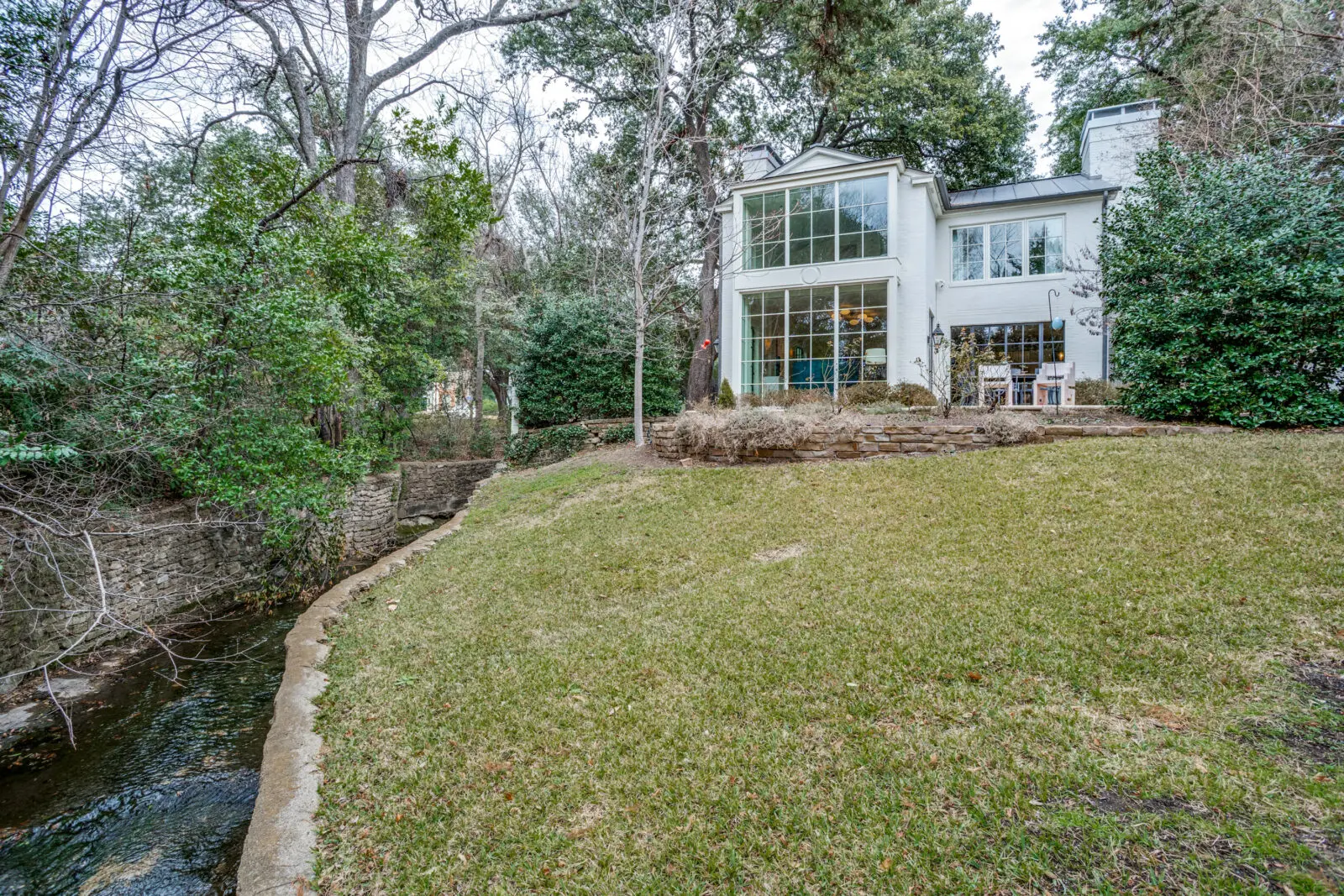 So many of the downstairs gathering spaces provide spectacular views of the park space outside. (Photo by Allie Beth Allman & Associates)