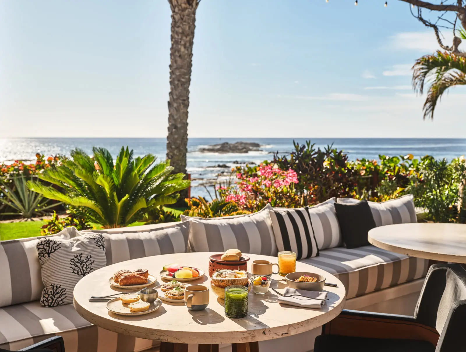 Every morning, guests gather at COMAL COMAL for the truly phenomenal oceanside breakfast. (Photo by Chileno Bay Resort & Residences, Auberge Collection)