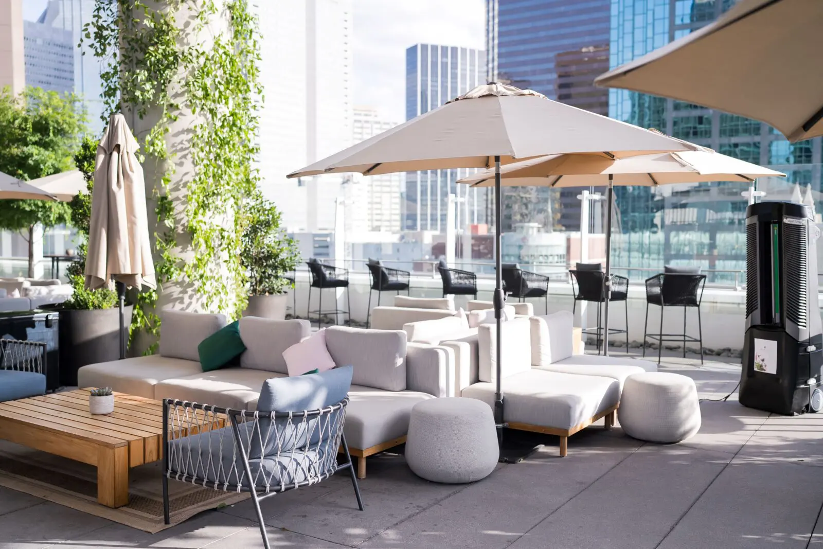 Vincent’s Skybar at the JW Marriott Dallas redefined the traditional old stuffy event space. 