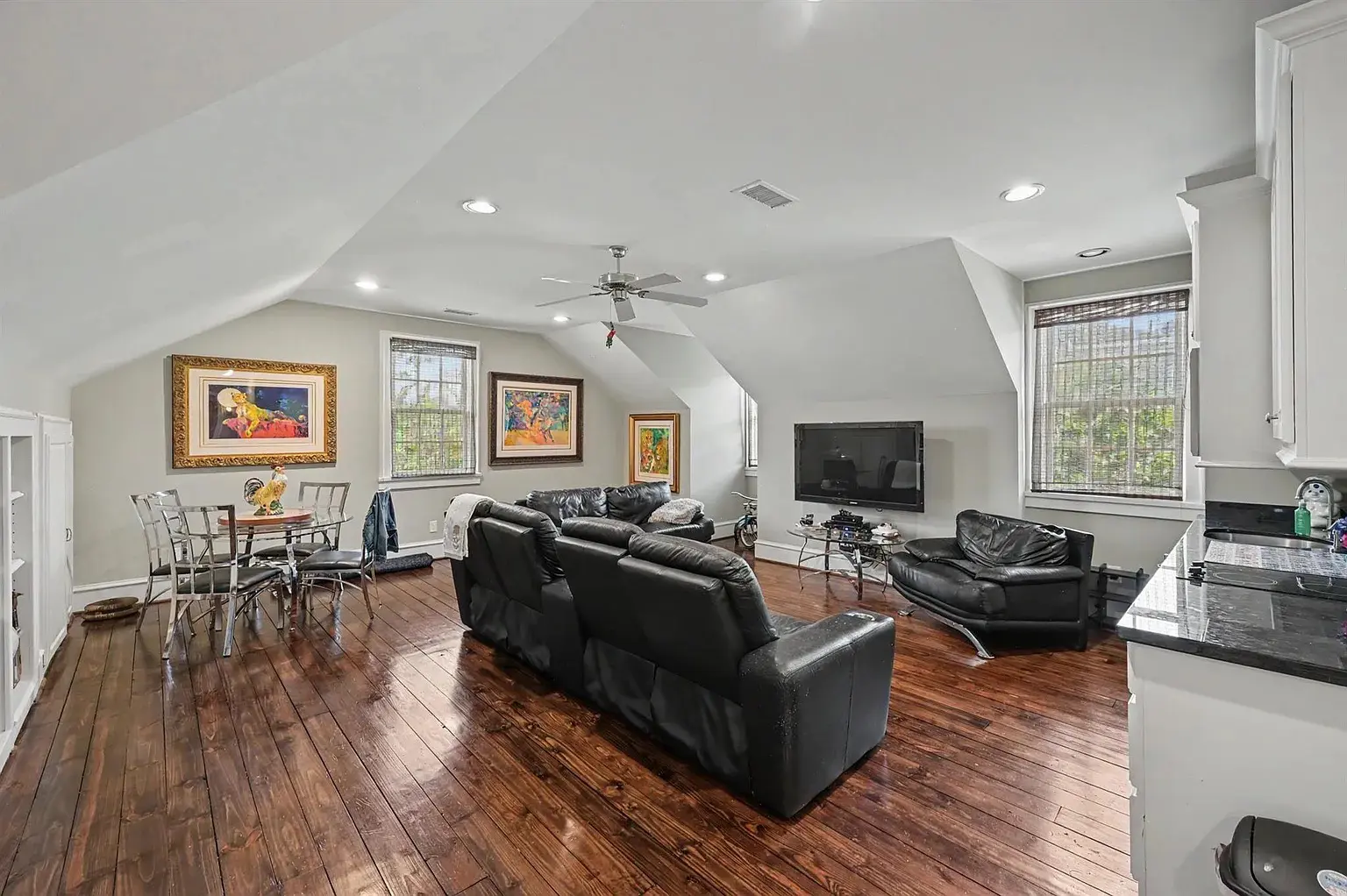 19 Cape casita living area