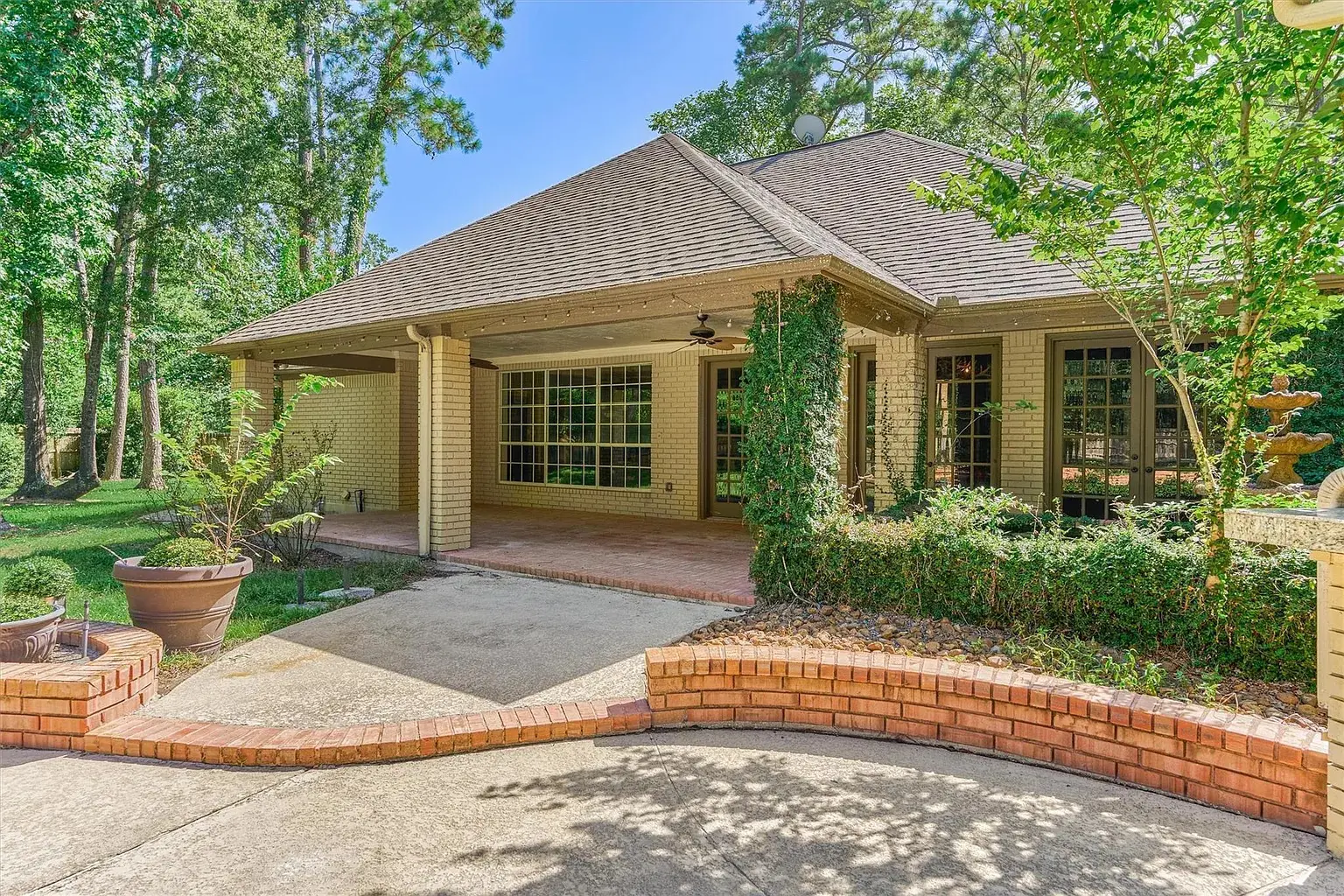 The secondary living quarters at 3 Lacewing Pl offer solitude and privacy. 