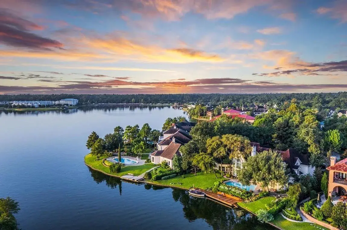 The tranquility of 35 W Isle Pacel is resort-worthy.