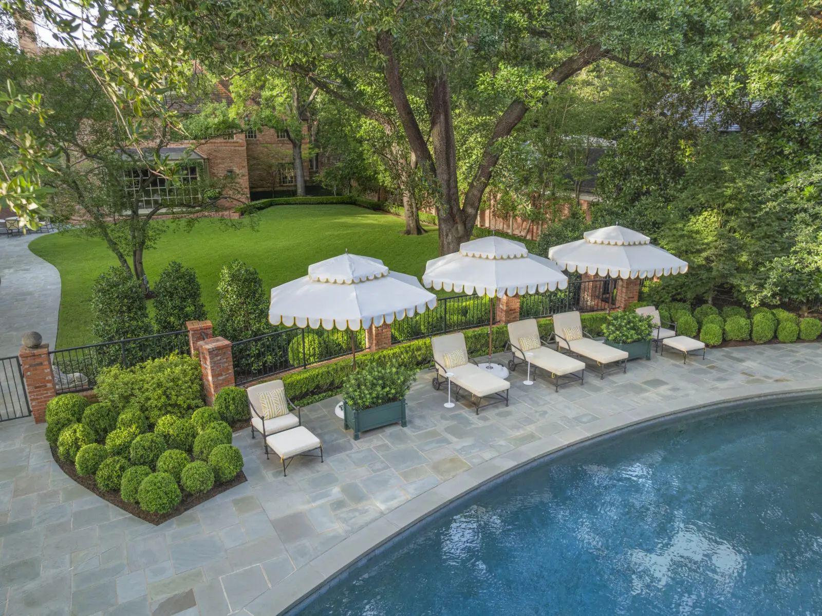 Of course, it’s ready for a pool party on a moment’s notice.
