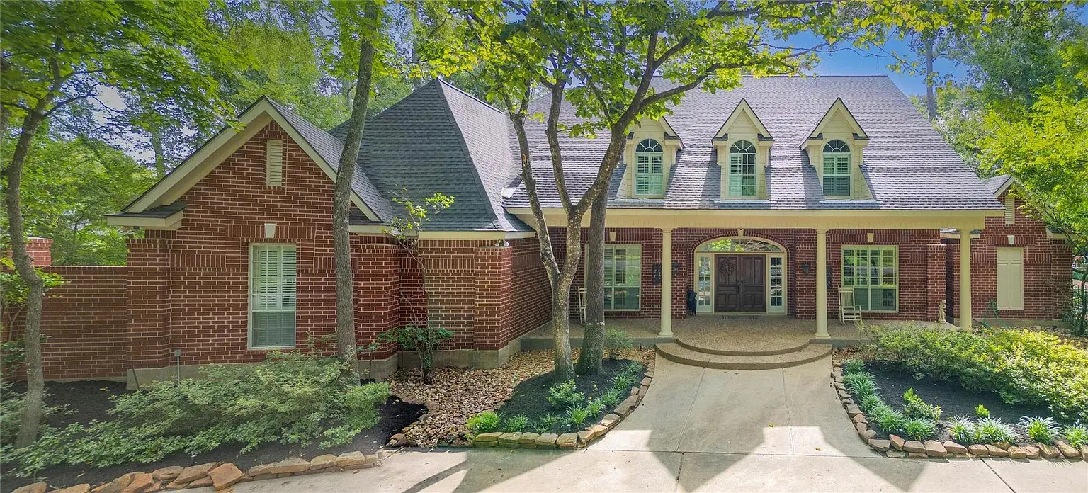 A beautiful retreat, 7 Pastoral Pond Cir is full of amenities and space. 