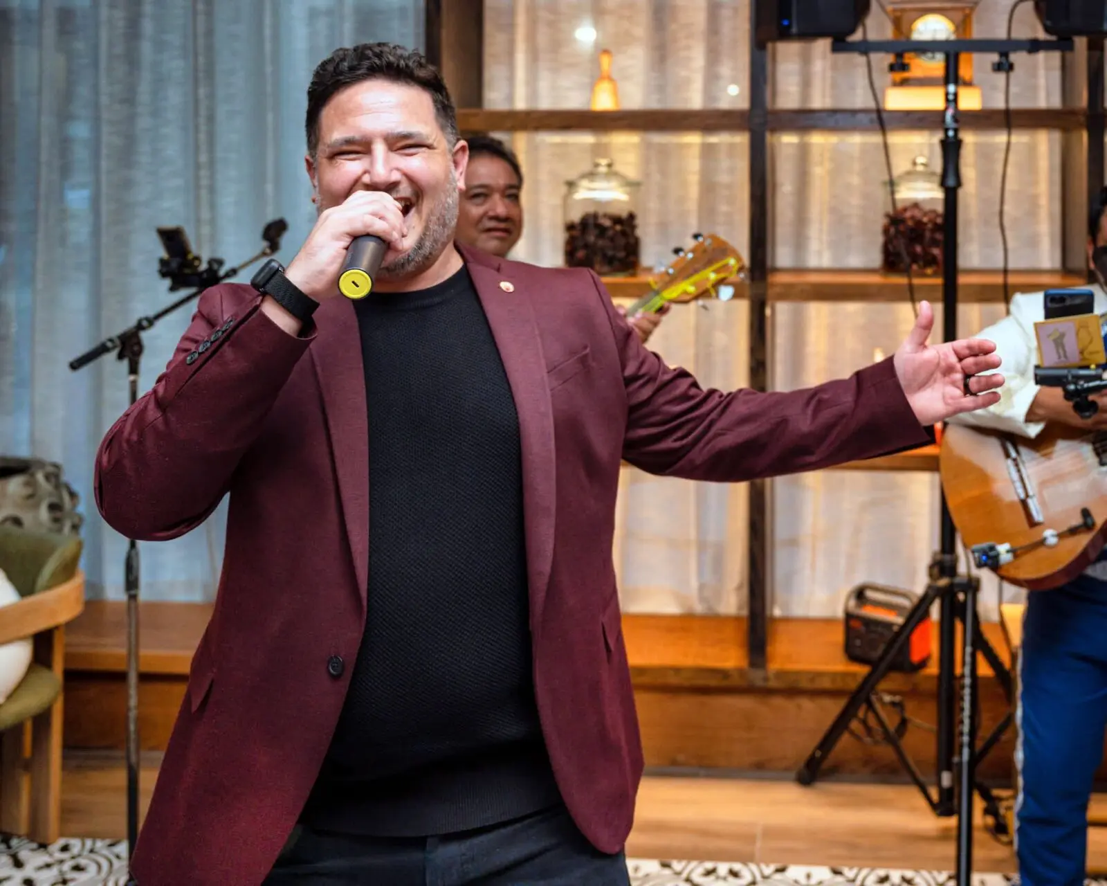 Martin Quirarte sang a ballad for guests at a recent gathering at Almacén el Gallo. (Photograph by Walt Burns)