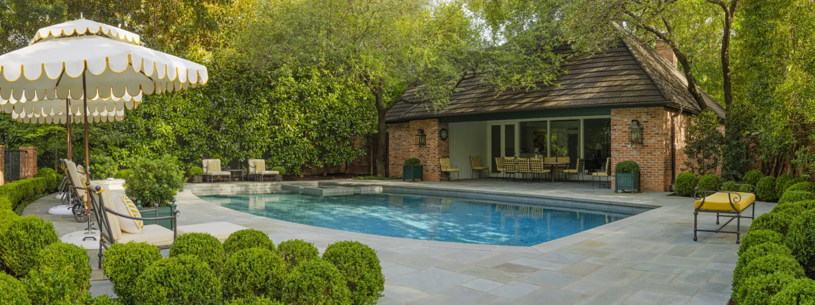 The result is an outdoor environment that feels effortless, even though every detail was intentional.