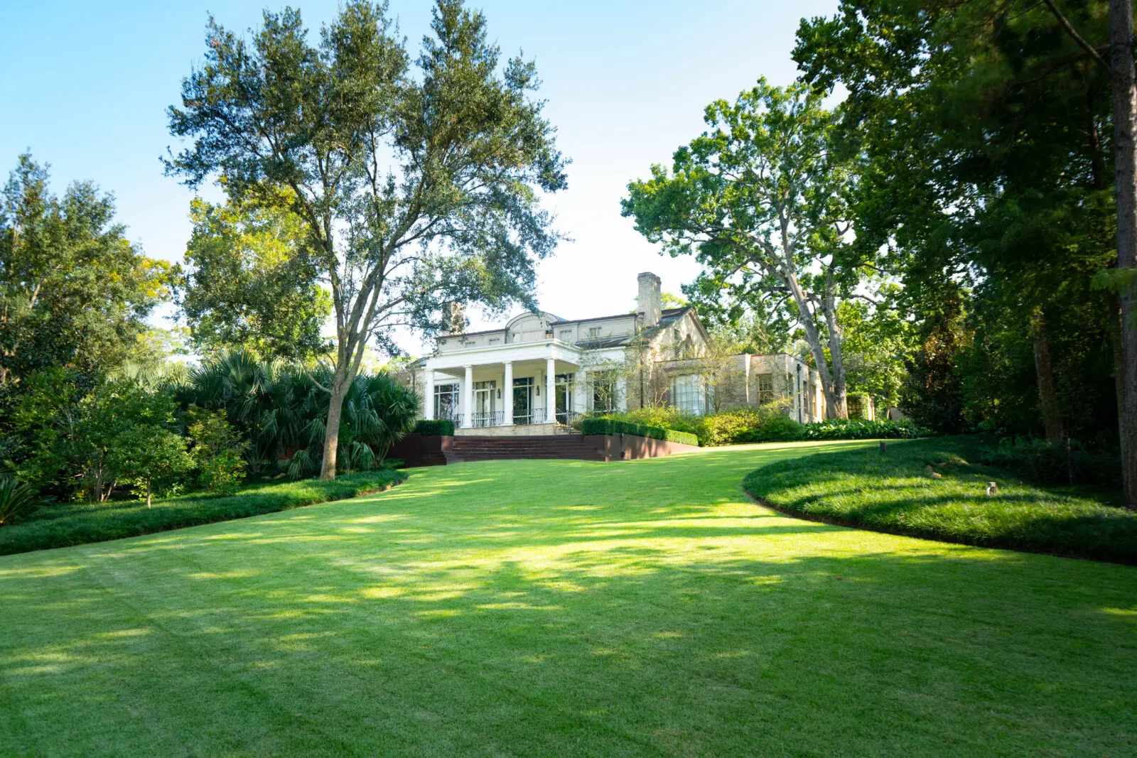 When it comes to the gorgeous residences overlooking the Buffalo Bayou, it takes an expert who can walk that fine line of both renovation and preservation.