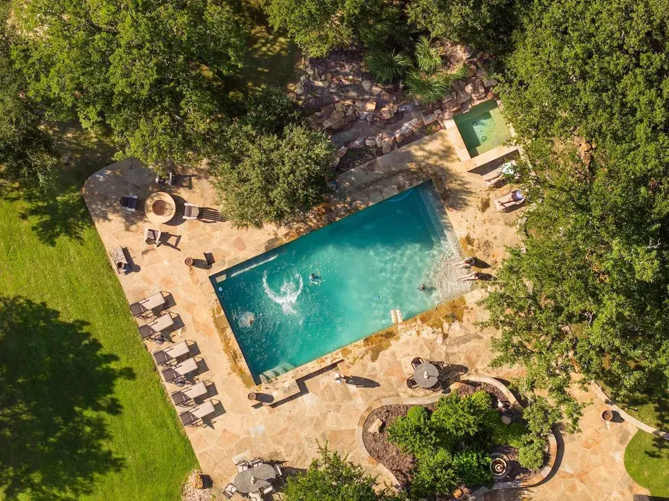 The main residence at Tony Roosevelt’s Rolling R Ranch overlooks a landscaped swimming pool and hot tub. (Photo by Hortenstine Ranch Company)