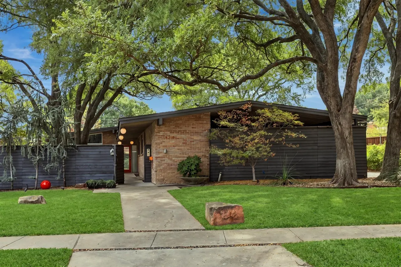 More perks include expansive windows, an oversized covered deck, vaulted ceilings, and a mosquito-misting system (a must-have during Texas summers).