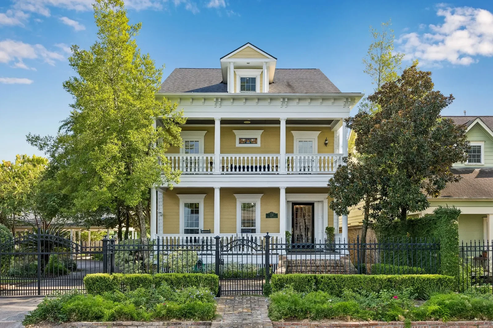216 E 26th Street – QLRDRR(1) (Photo by TK Images for Martha Turner Sotheby's International Realty)