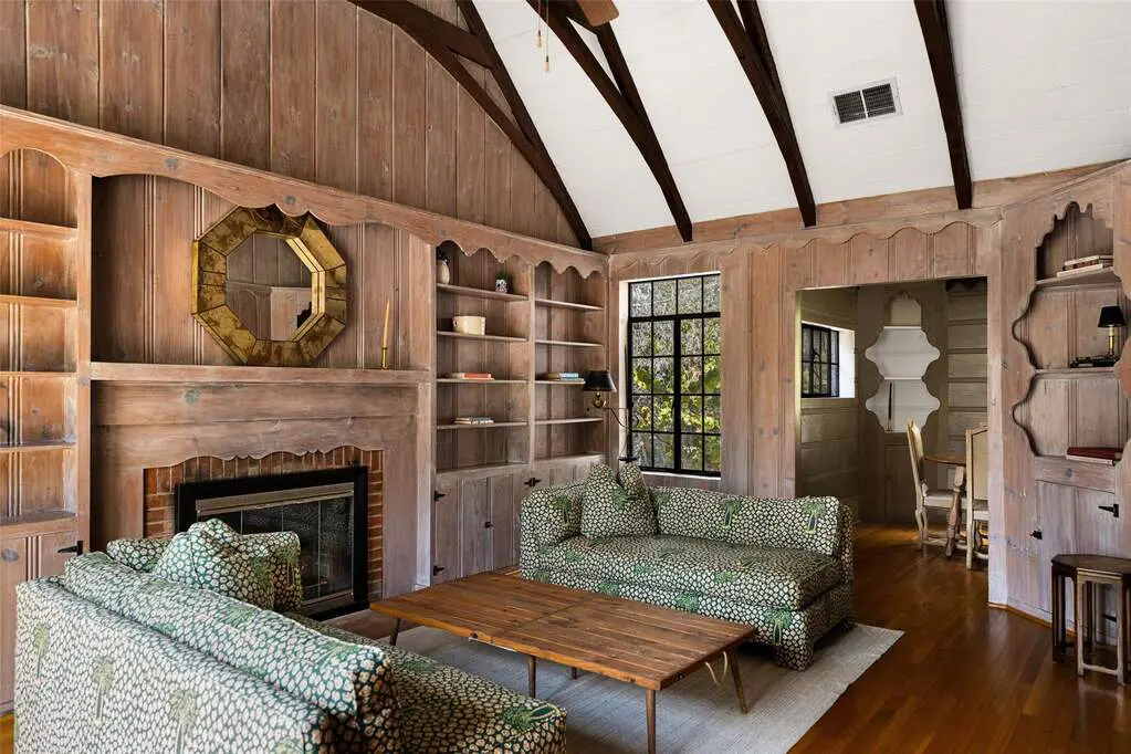 Situated at the end of a peaceful cul-de-sac, 2865 Alden Avenue looks as if it should be in a fairy tale. 
