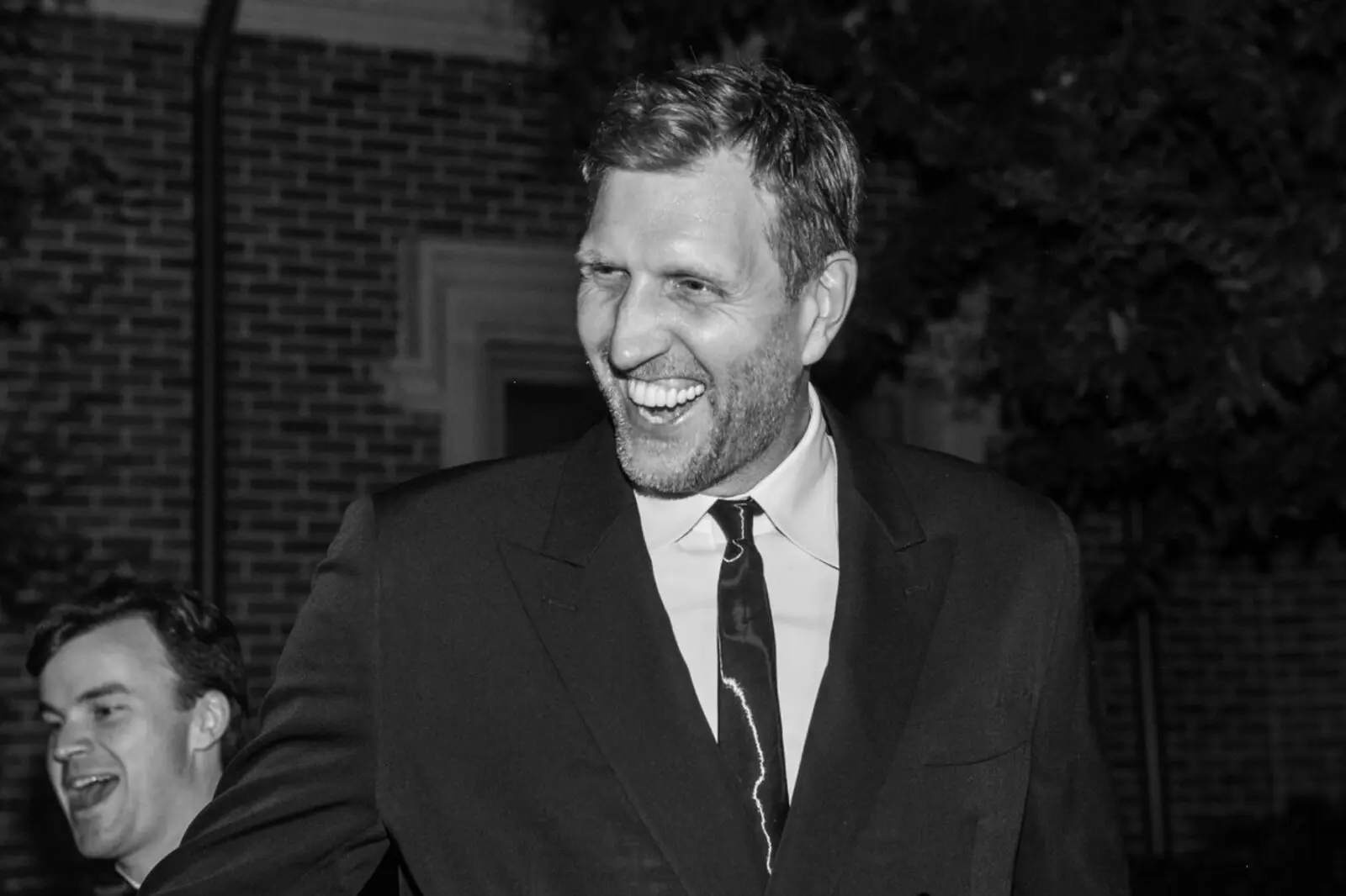 Last year, Dallas Mavericks legend Dirk Nowitzki presented amfAR’s Philanthropic Leadership Award to the Gene and Jerry Jones Family. (Photo by Ryan Emberley)