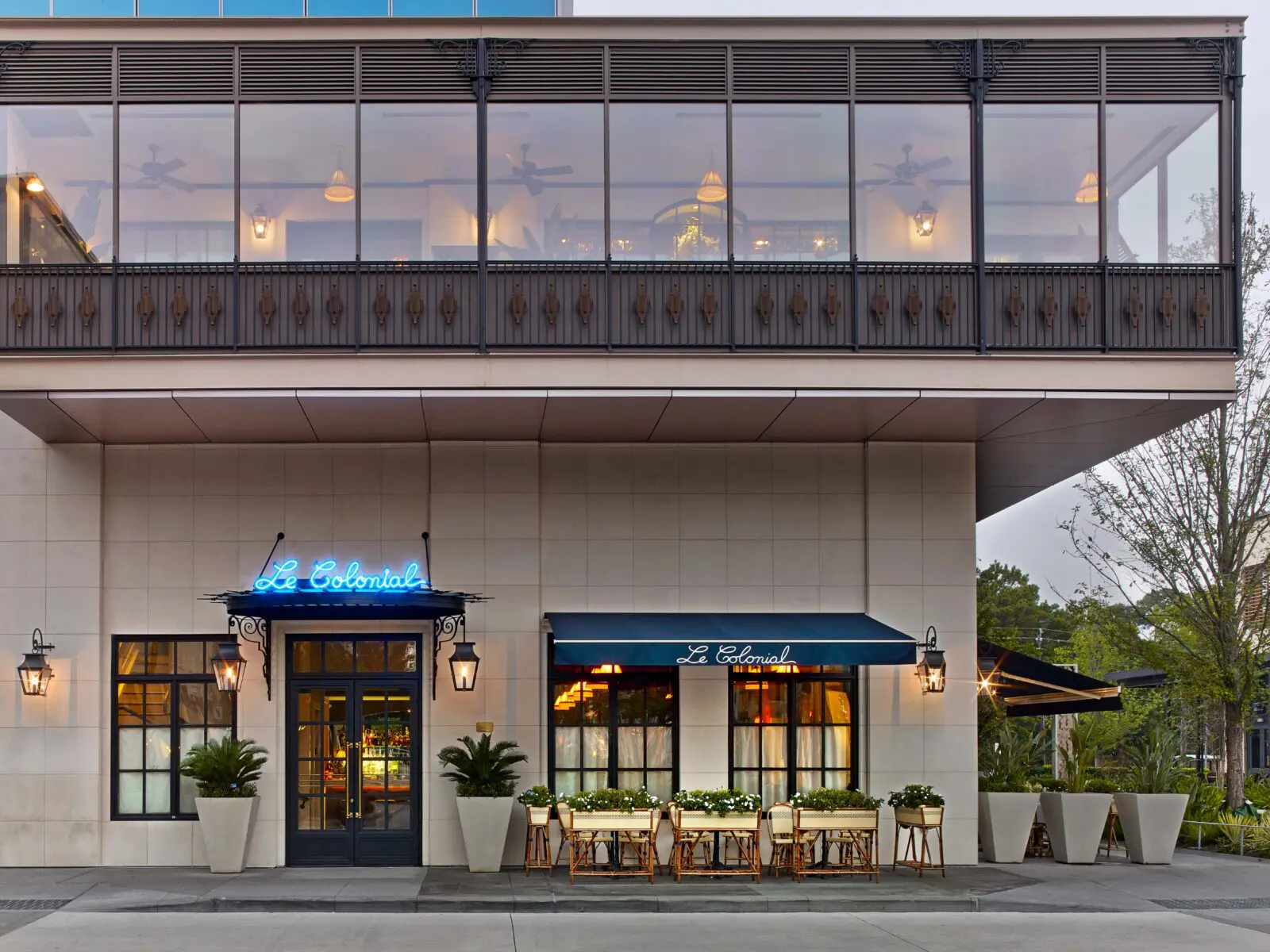 This week, that chic boite, Le Colonial, is celebrating its tenth anniversary in Houston’s tony River Oaks District. It was back in the fall of 2016 restauranteurs Rick Wahlstedt and Joe King brought their stylish recreation of 1920’s dining in French colonial Southeast Asia here, following much acclaim for their original New York City post. Photo Courtesy of Le Colonial.