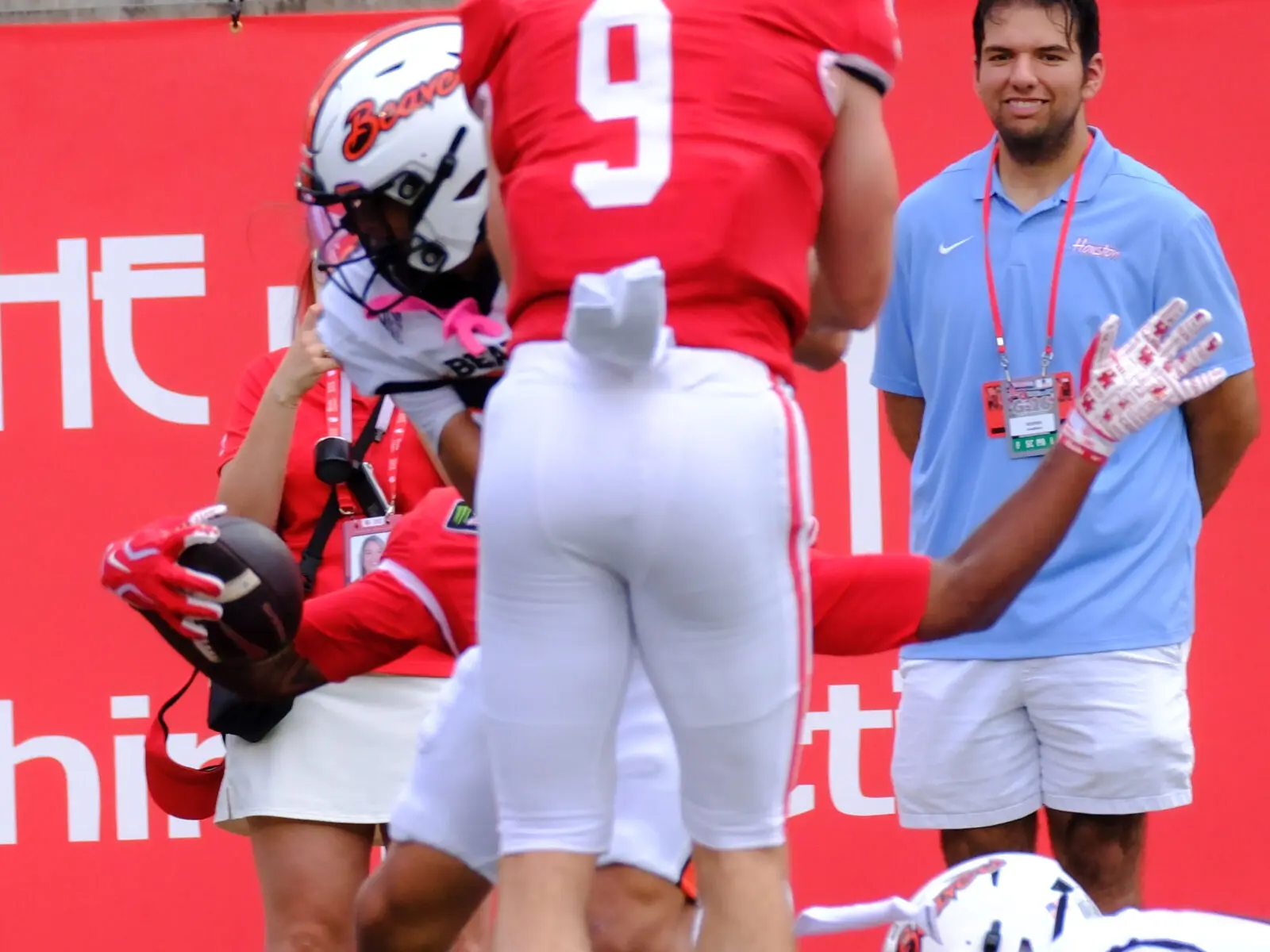 University of Houston tight end Patrick Overymyer (No. 9) is a weapon in the passing game. But no one else is Amare Thomas. (Photo by F. Carter Smith)