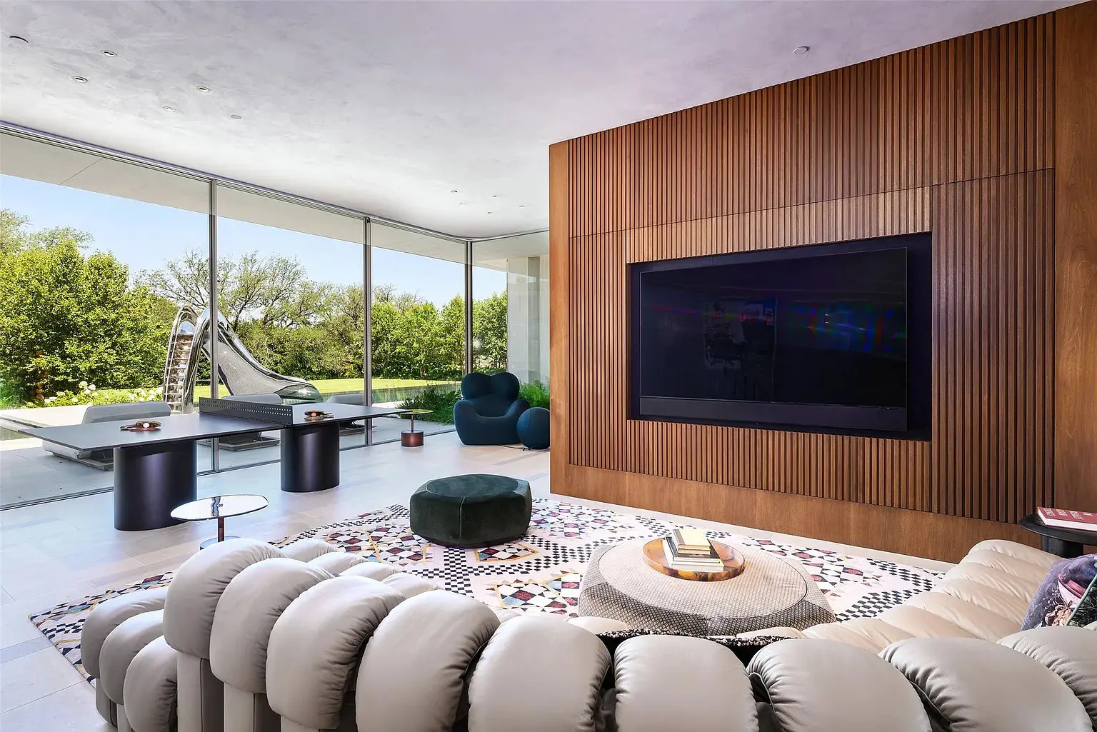 Casa de Ondas blurs indoor and outdoor living. (Photo by Stephen Reed Photography)