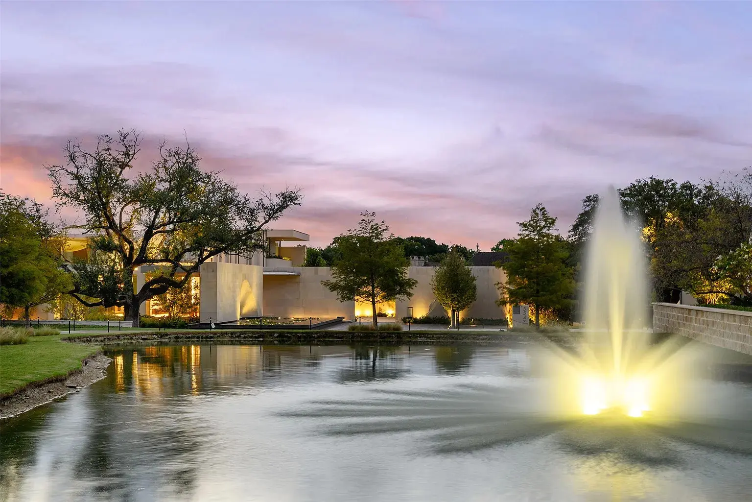 The spectacular lily pond and fountain at Casa de Ondas (Photo by Stephen Reed Photography)