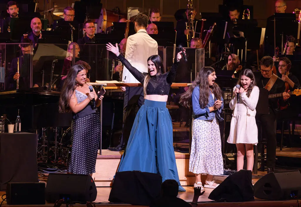 Idina Menzel onstage with surprise singers chosen at random from the audience. (Photo by Sylvia Elzafon) 