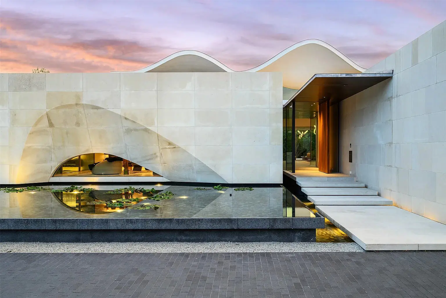 Casa de Ondas' wavy roof, inspired by the surrounding canopy of trees on the two-acre lot, sets the stage. (Photo by Stephen Reed Photography)
