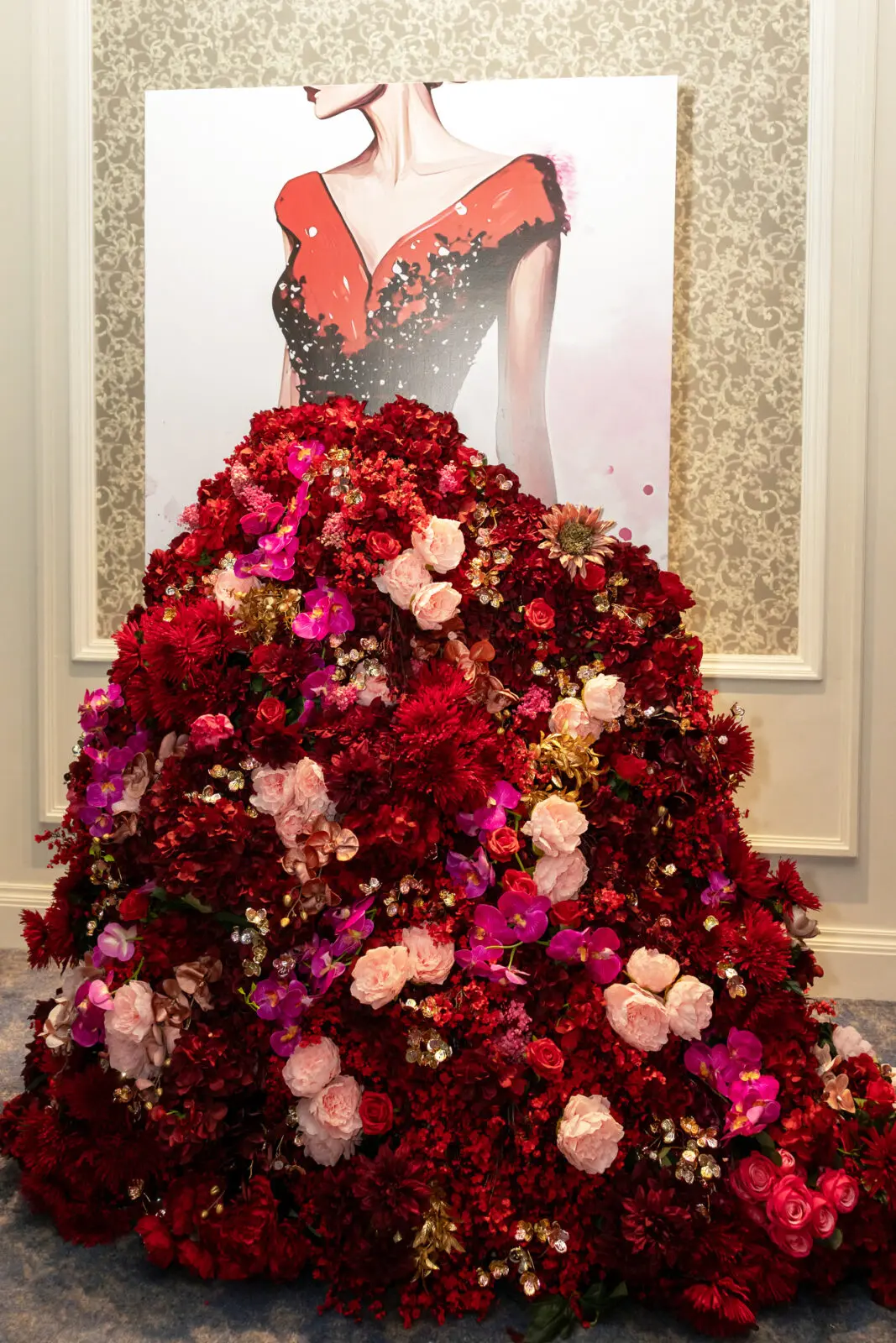 Spectacular florals in dazzling shades of fuchsia and magenta greeted guests as they perused silent auction items and took photos. (Photo by Thomas Garza and Rob Wythe/Wythe Portrait Studio)