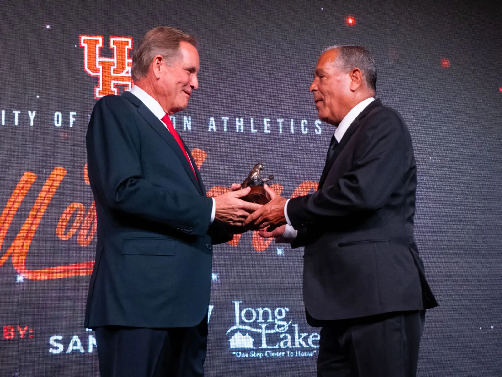 Jim Nantz and Kelvin Sampson share a moment, with the deep respect between these seminal UH figures evident. (Photo by F. Carter Smith)