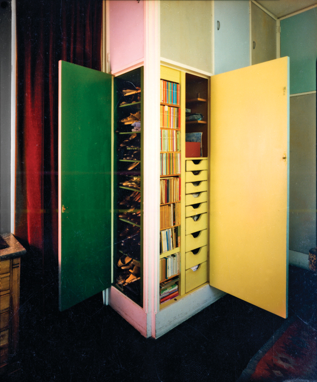 James hand-painted the
surfaces of Dominique’s
dressing room cabinets.