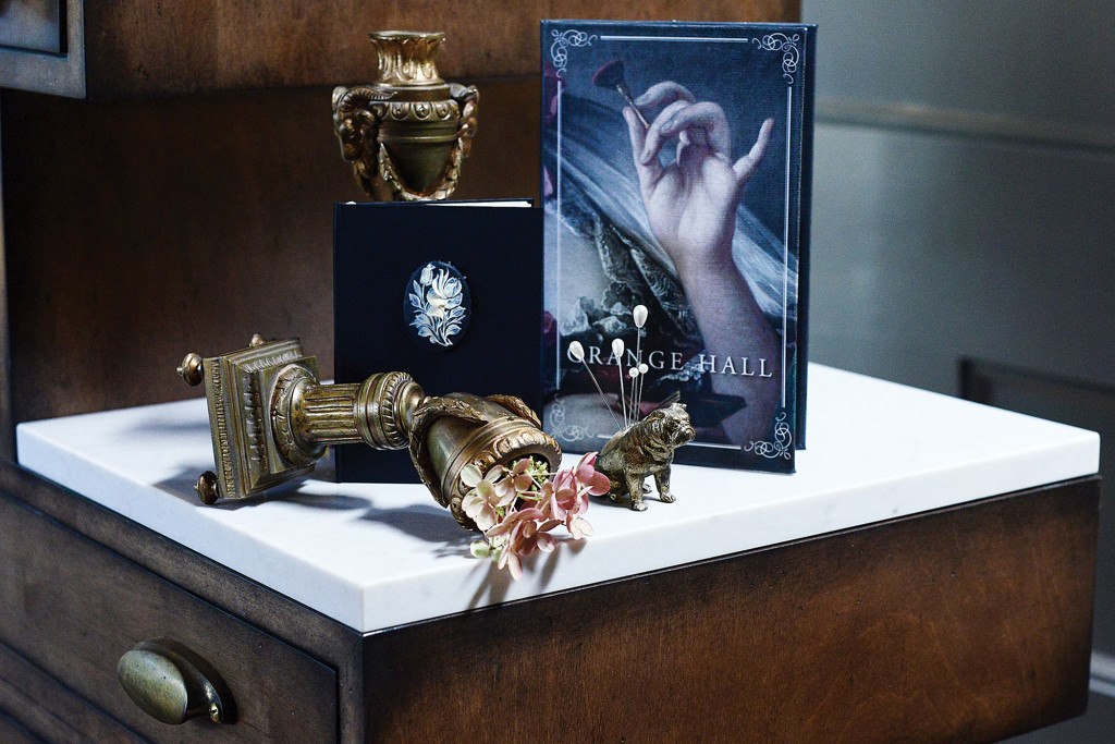 Designed by Jeffrey Lee for the restaurant, the small
menu of teas includes a cameo. Lee borrowed an
image from Francois Boucher’s painting, Madame
de Pompadour for the check presentation booklet.
Antique bronze fireplace chenets and dog pincushion.