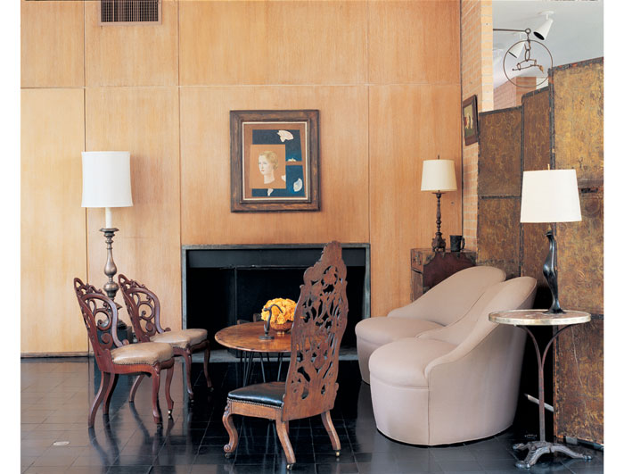 An embossed-leather screen backed with felt separates this sitting room from the hall. The wool-covered Lipstick sofa was designed by Charles James in the early 1950s. 