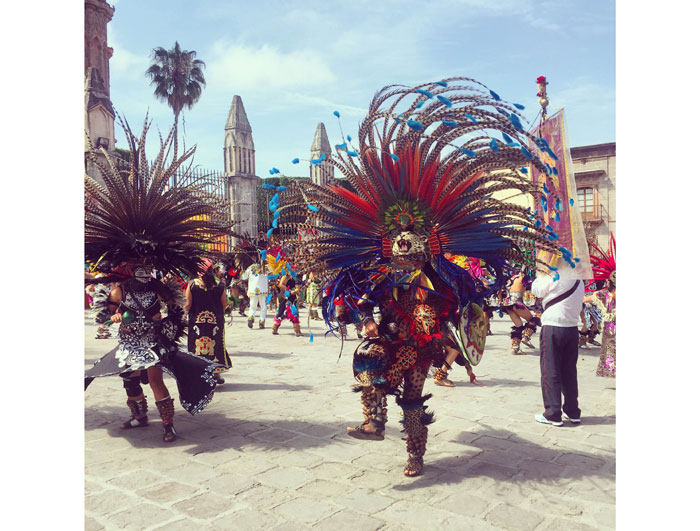 Street performers in front of La Parroquia de San Miguel Arcángel.