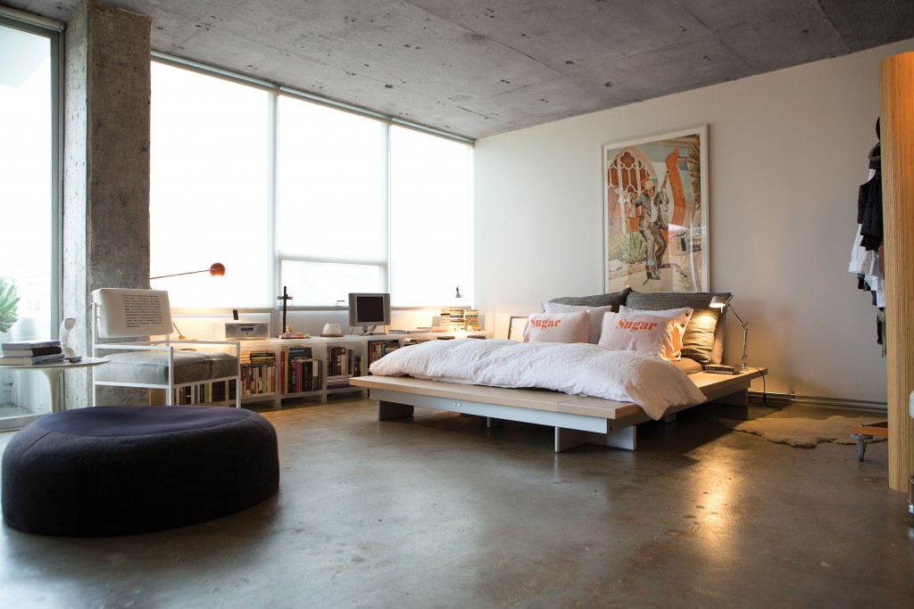 In the bedroom, Ligne Roset platform bed and ottoman. Above the bed, Stewart Cohen’s photograph of a
gun-toting Marfa resident.