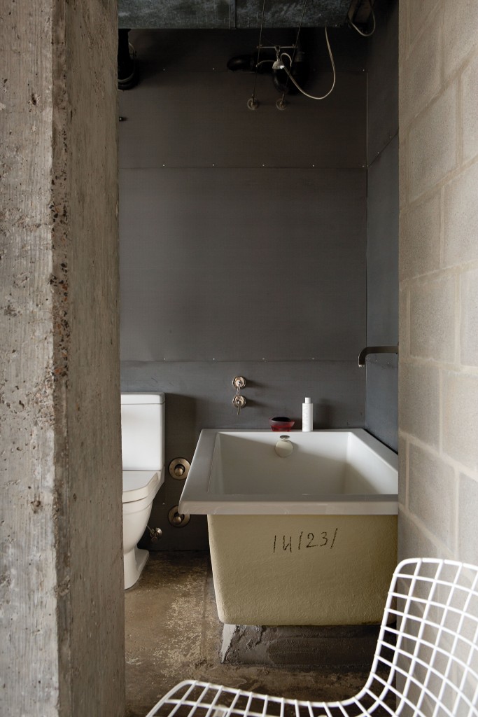 The bath includes a Zuma
tub, which Hill has left
unfinished, and a Philippe
Starck-designed toilet for Duravit.