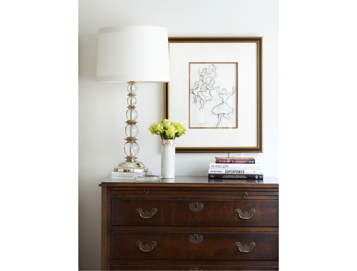 In the bedroom are a Baker lamp, an early lithograph by Marc Chagall, an antique vase hand painted in gold leaf by Mary Ella’s grandmother and a Chippendale chest that belongs to John Bitzer.