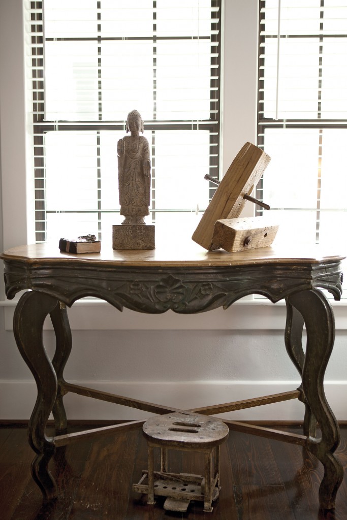 A tiny stool contrasts with the carved console that typifies the Victorian epoch in Mexico. Of the
stool, Cusack says, “I loved it too much — but it almost became an art supply.”