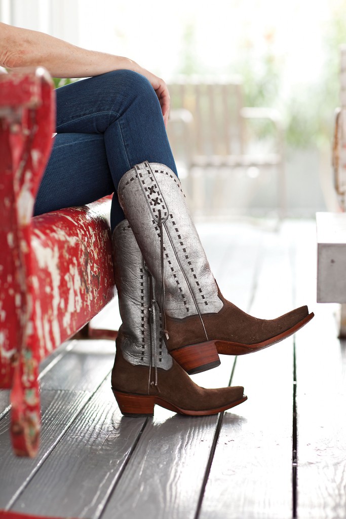 Cusack’s muy sassy Back at the Ranch boots, hand-made, circa 1990, were specially donned
for this photo shoot.