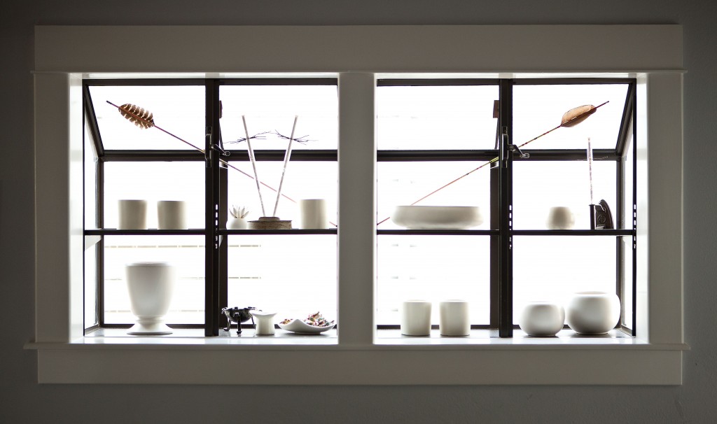 A window niche holds the
artist’s trove of pottery,
alongside handmade arrow
sculptures by Fredericks +
Mae, a gift from her sister.