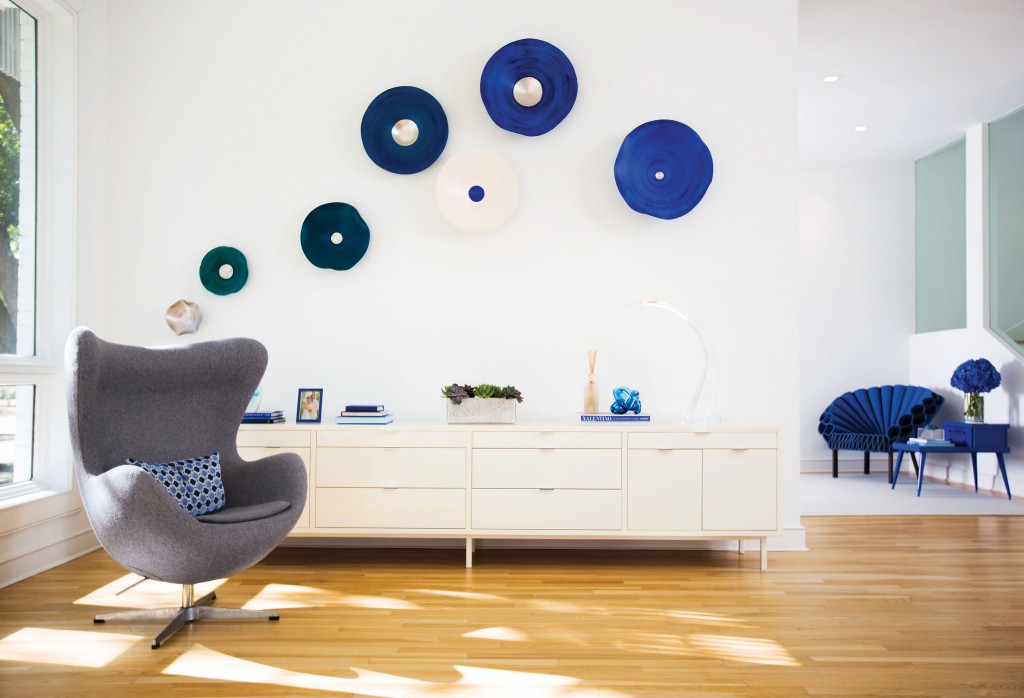 In the living room, Arne Jacobsen’s Egg chair is upholstered in gray fl annel suiting from
Hadleigh’s. Custom storage unit. Glass artwork on wall by Lucrecia Waggoner.
