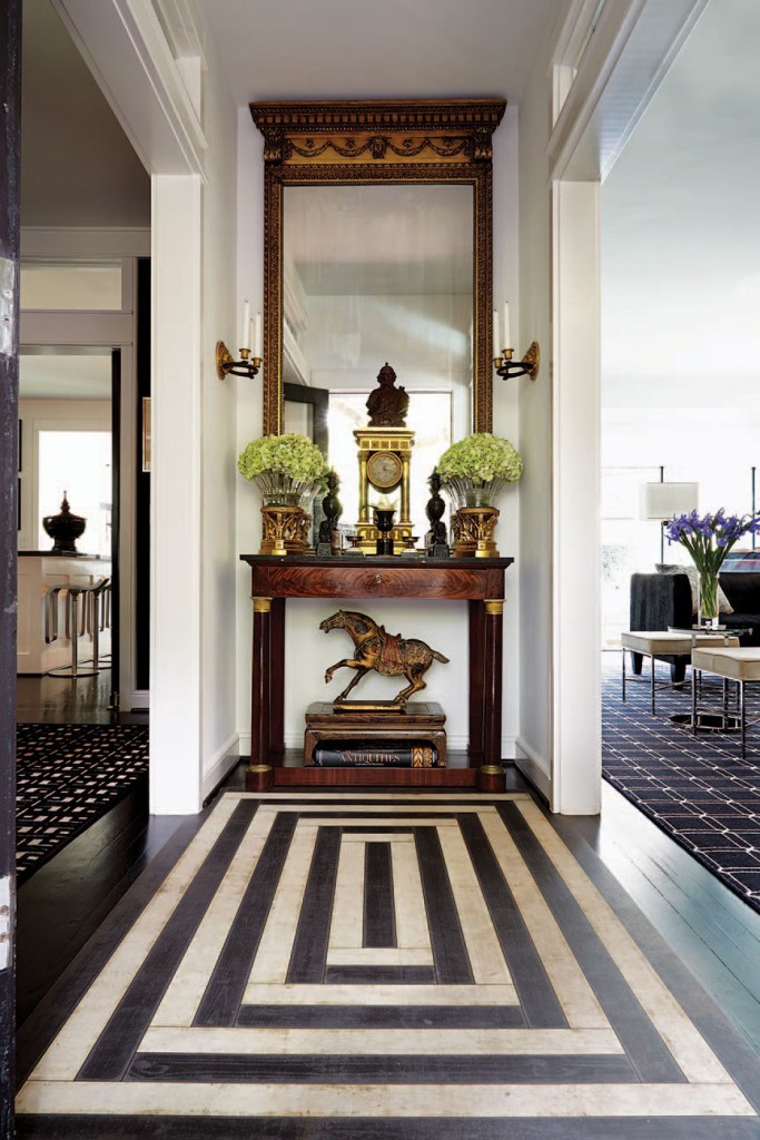 In the entry of the home of Fred Smith and Jose Núñez, a
French Empire-era mirror, clock, console and sconces. The geometric vinyl rug is
from Gilt.