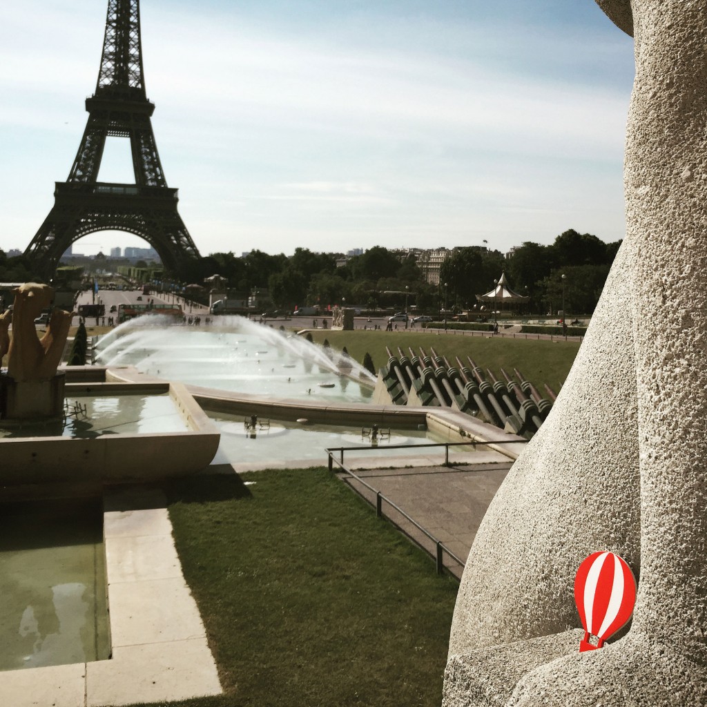 This charming hot air balloon in Paris was created by enigmatic talent Beautiful Existence (@beautifulexistence), an American who helped contribute to the global presence of the Free Art Friday movement.
