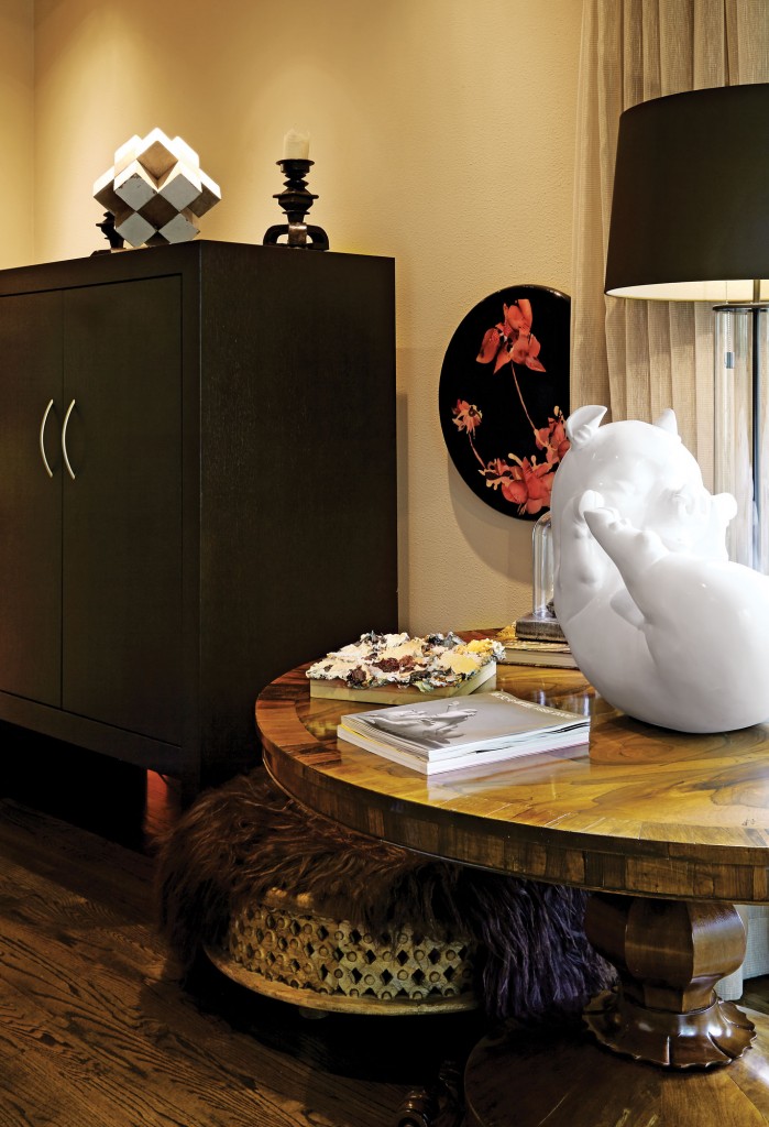 In the living room, the white bronze pig is Happy Life No. 4 by Chinese artist Chen Wenling. Circa-1840 Brazilian Rosewood English pedestal table. On cabinet, Joe Mancuso’s wood sculpture Bouquet, 1991, flanked by a pair of solid bronze candlesticks by Michael Tracy.