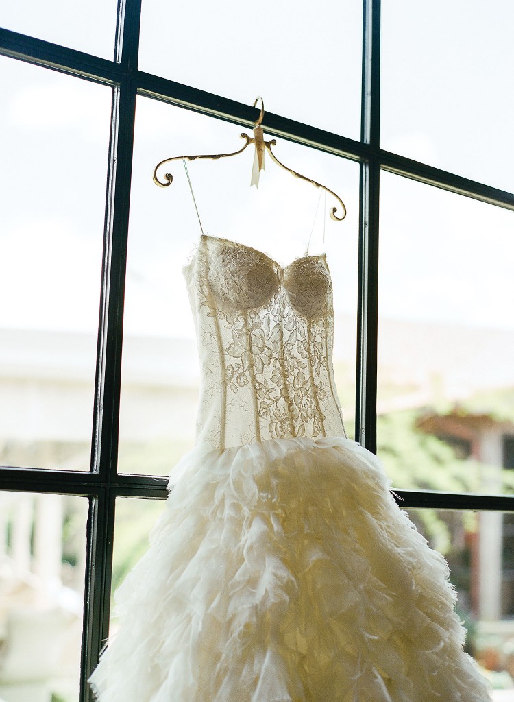 The bride wore Monique Lhuillier from Casa de Novia.