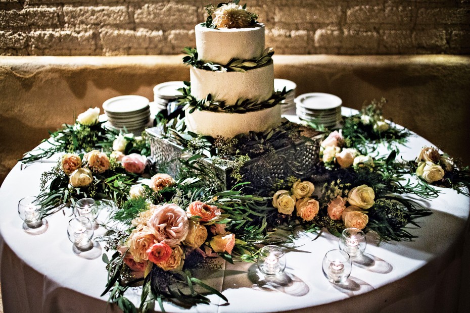 The Best Wedding Cakes Caterers In Houston A Curated Guide To Make Your Wedding Cake The Center Of Attention Photo By Bill Mccullough Papercity