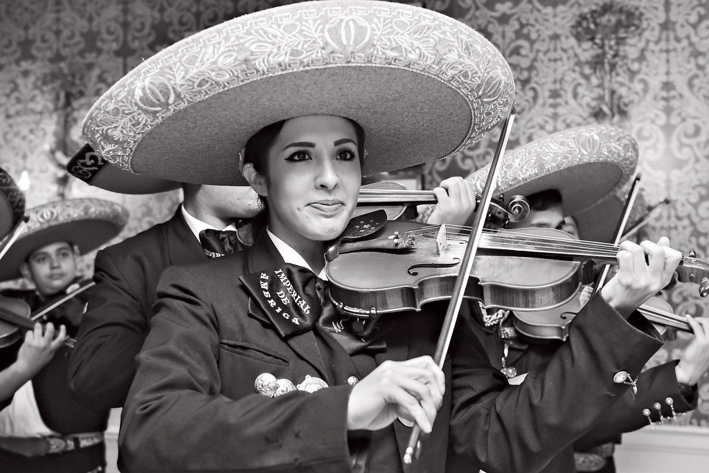 Live music ushered in the reception guests