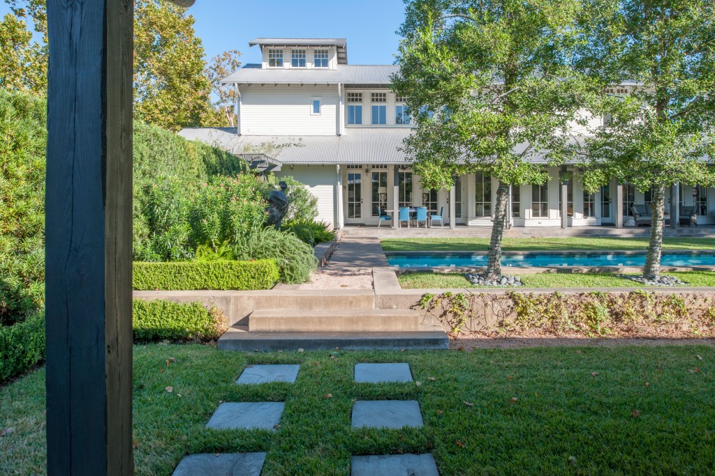 748 Arlington (ticket sales location); Jay Baker Architects, 2003, 2012; Landscape by Fischer Schalles. (Photo by Paul Hester)