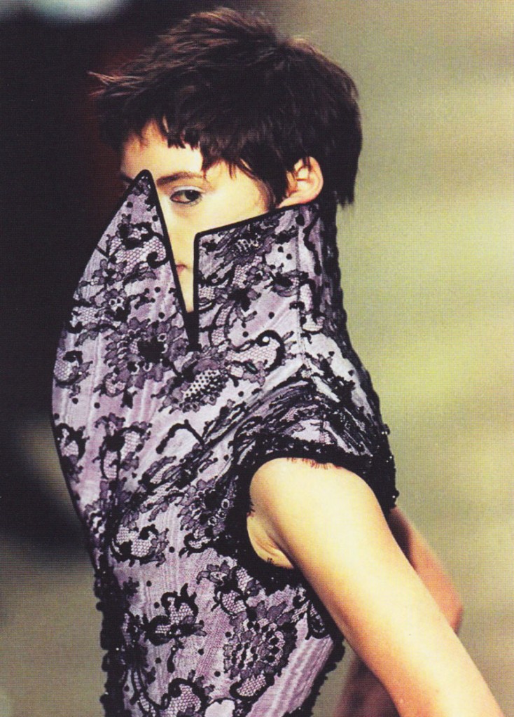 Fraser on the catwalk for Alexander McQueen's Autumn/Winter 1996 Dante Collection, London. (Photo "The Telegraph")