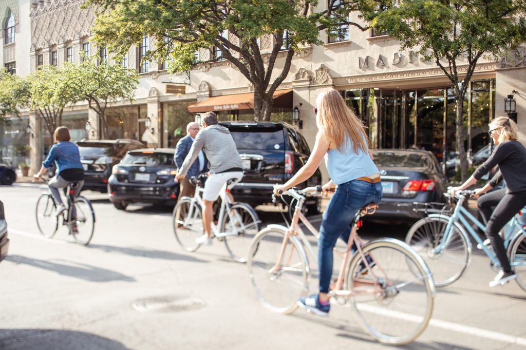 Tour de Highland Park: A stylish crowd cruises through the village.