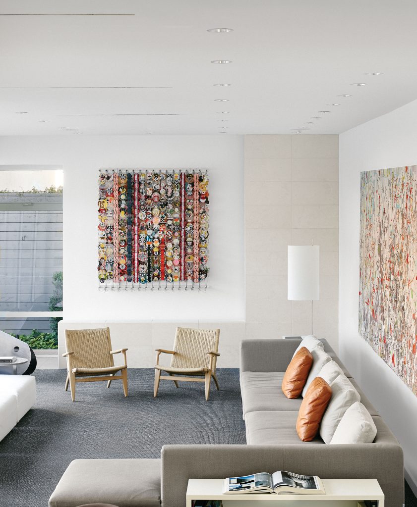 In the living room, B&B Italia sofa from Internum. Vintage 1950s Hans Wegner armchairs. Mixed-media artwork is
Jacob Hashimoto’s Untitled.