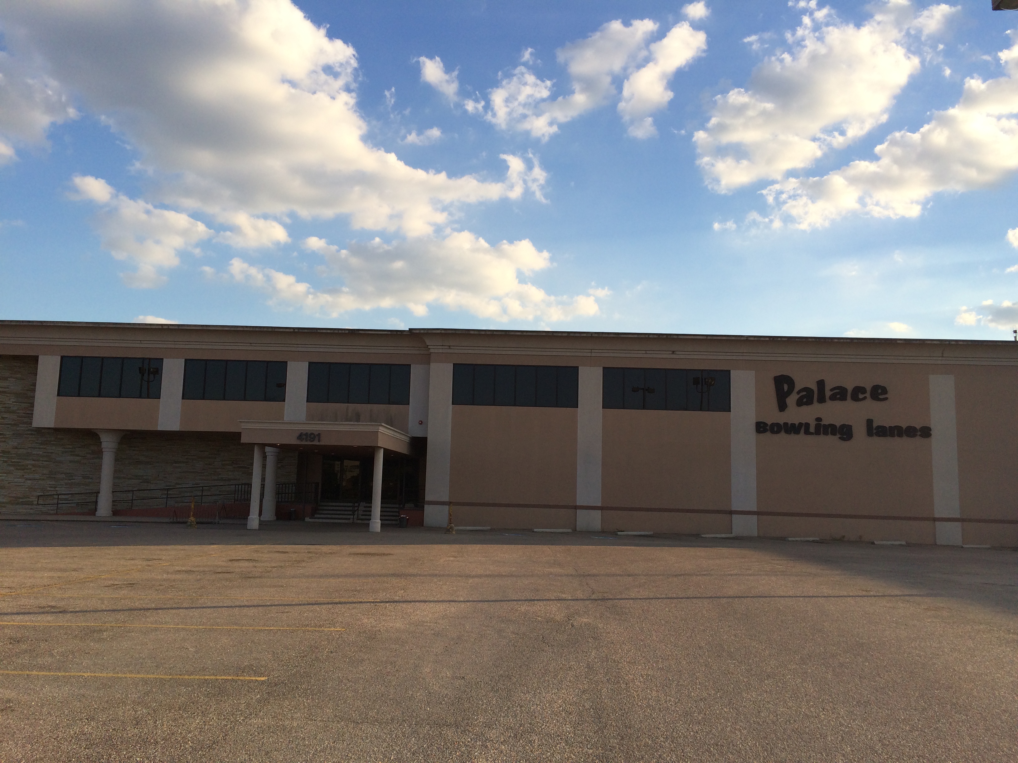 Houston's Old School Historic Bowling Alley Shows No Signs of Reopening