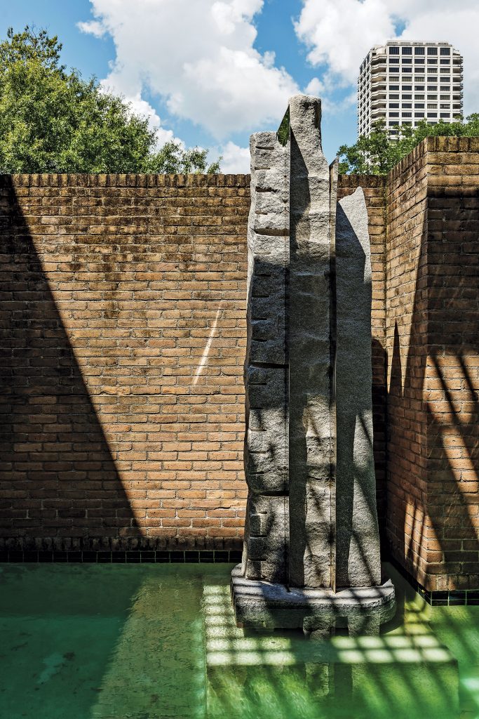 Jésus Morales fountain sculpture.