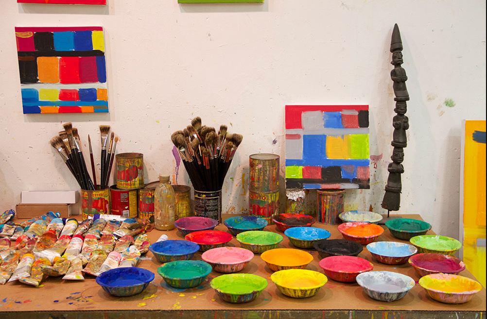 Tools of the trade in Stanley Whitney's studio, Manhattan, 2015. (Courtesy bombmagazine.org, photo Richard Goldstein) 