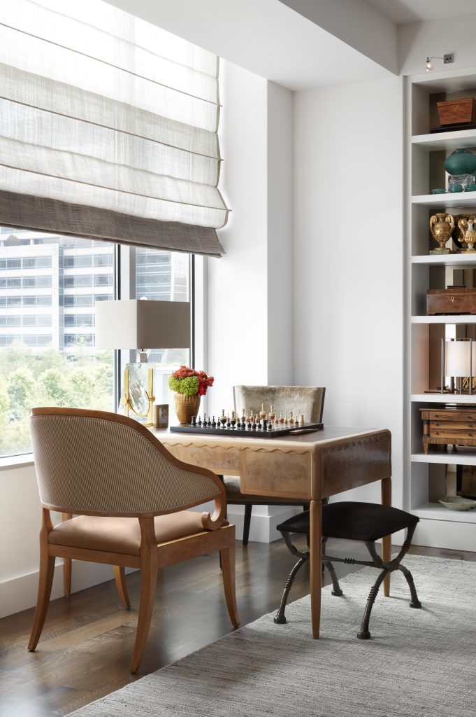 In the living room, a French Art Deco desk from Jan
Showers. Rose Tarlow Melrose House chair. Therien chair
from George Cameron Nash. Donghia lamp, from Donghia.
Bronze Holly Hunt bench, from Holly Hunt. Shades are
Classic Cloth horsehair from George Cameron Nash.